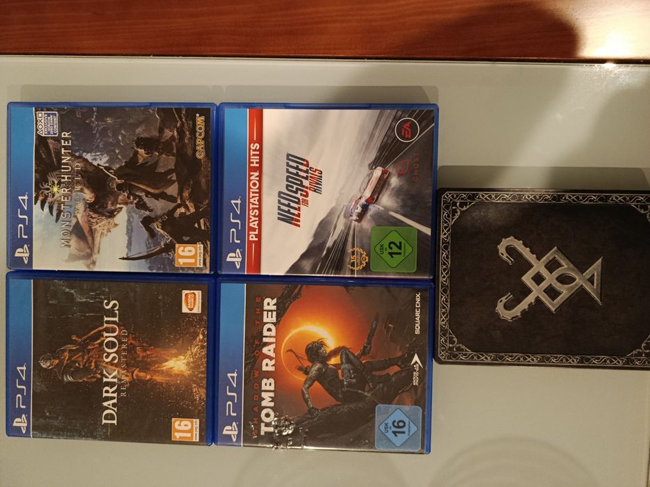 Ps4 pro 1tb com 2 comandos e 10 jogos