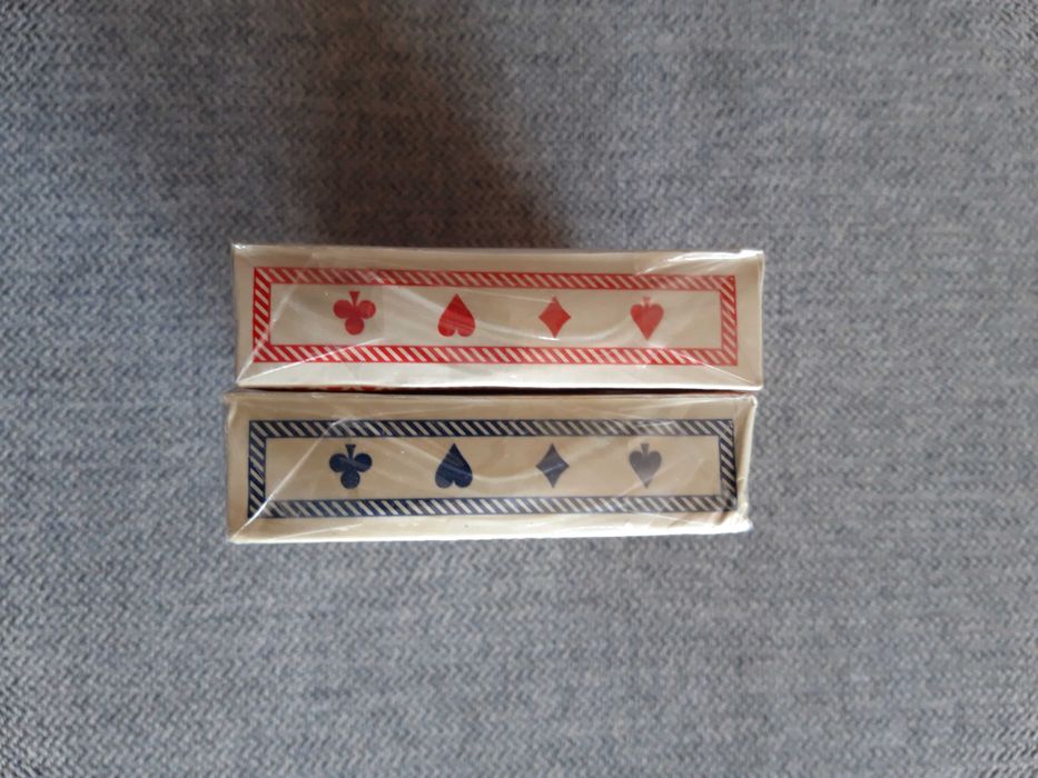 Conjunto de baralhos de cartas.