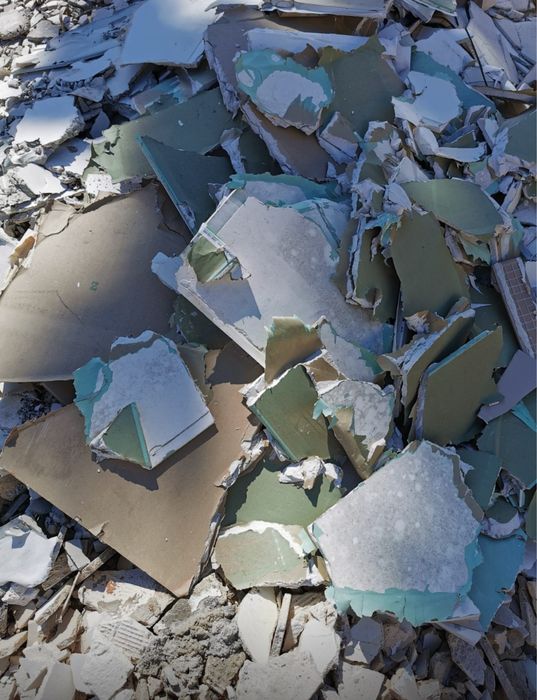 Faço trabalhos de demolição e remoção para remodelações.