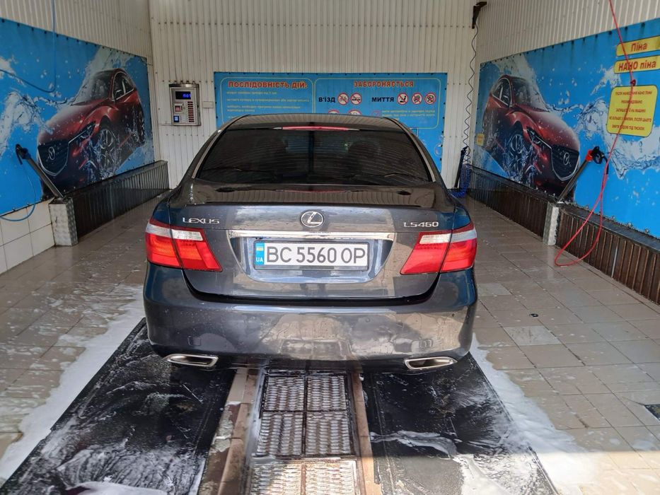 Автомобіль Lexus