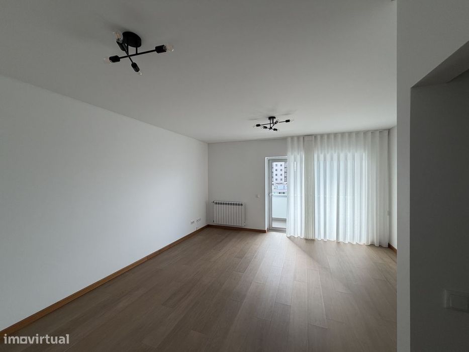 Apartamento T2 com Varanda e Garagem em Aveiro