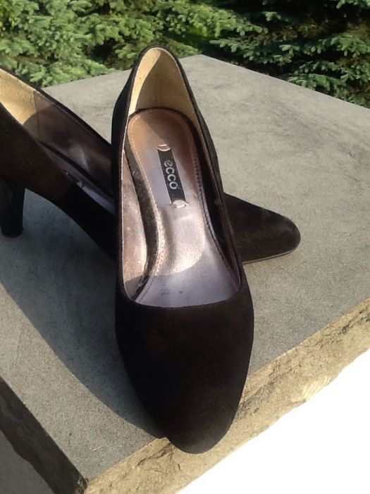 Czarne zamszowe czółenka ECCO 38