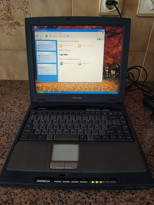 Computador portátil Toshiba antigo coleção casa quarto apartamento