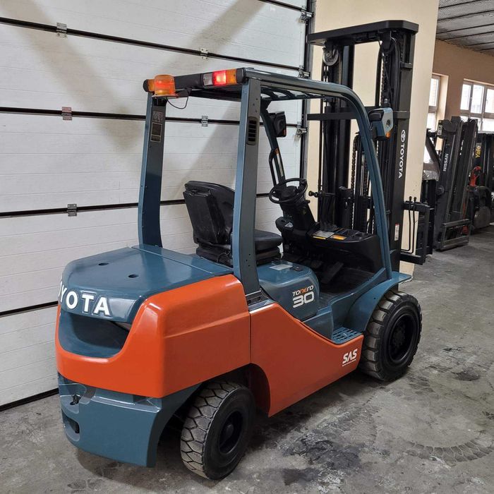 Навантажувач вилковий, дизельний 3 тонни
Toyota 02-8FDF30