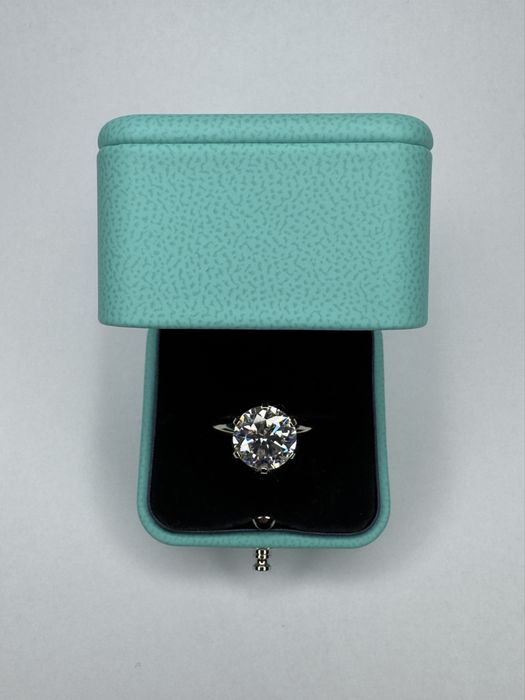 Каблучка в білому золоті з діамантом в стилі Tiffany Settings