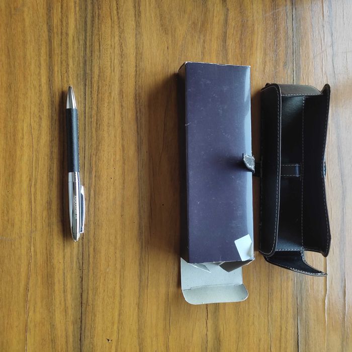 Esferográfica com estojo