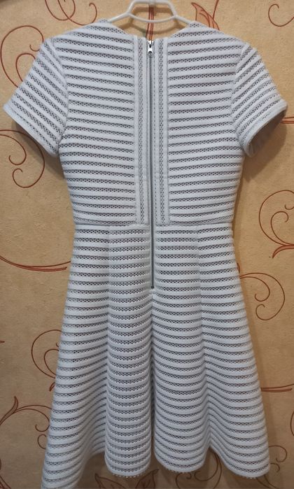 Біле плаття для дівчини