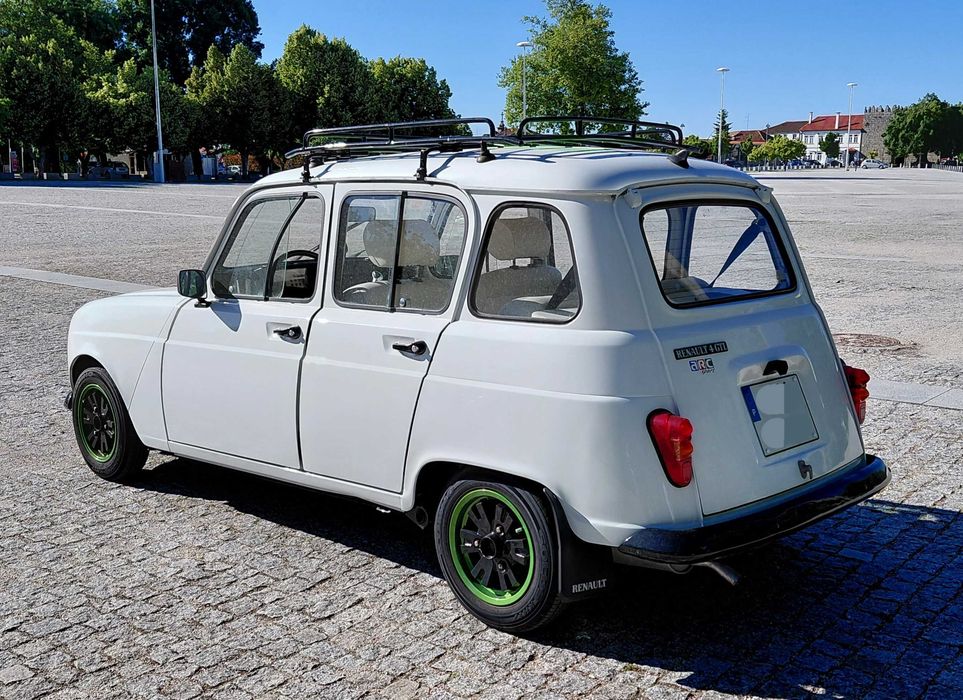 Carrinha Renault 4L restaurada