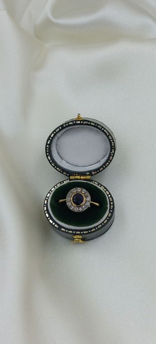 Złoty pierścionek ' Vintage ' z szafirem i diamentami.