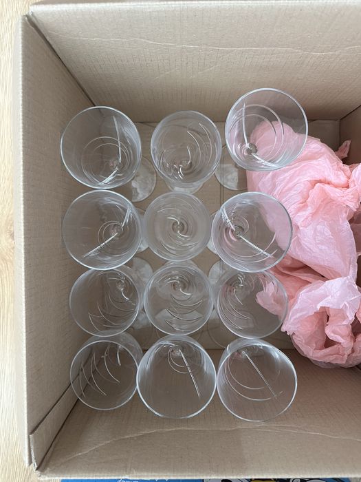 Copos de cristal lapidado e jarras com design moderno