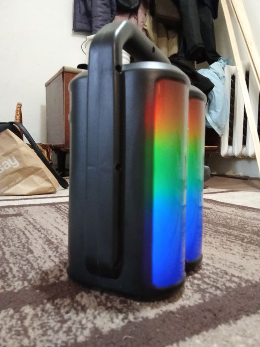 Колонка велика з підсвіткою дуже гучні динаміки