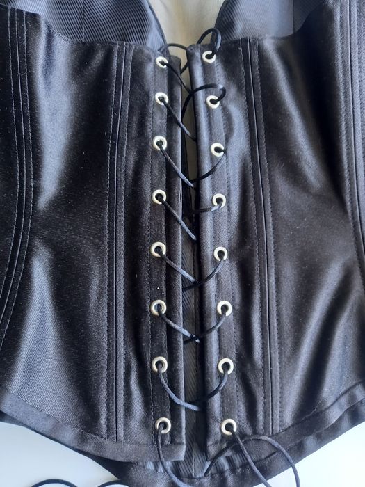 Корсет атласний.