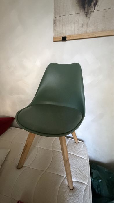 Cadeira verde com bamco acolchoado