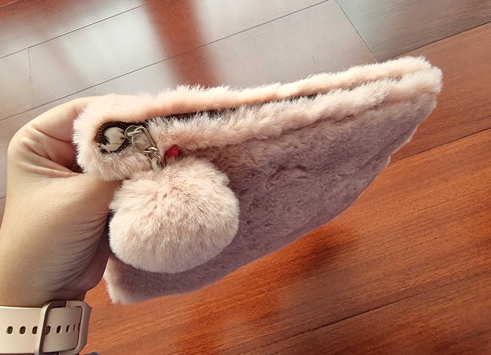 Bolsa pequena em pelinho rosa com pompom - nunca usada