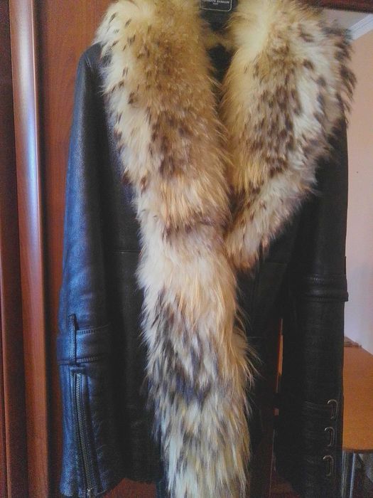 Зимова жіноча шкіряна куртка з натуральним хутром