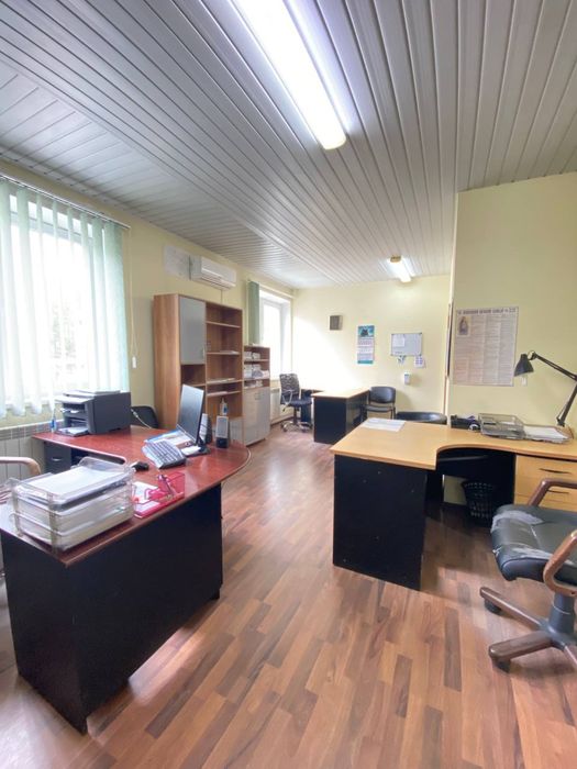Здається офіс 4 кабінети 80 кв м + склад 30м та 3 паркомісця, вул. Героїв Майдану