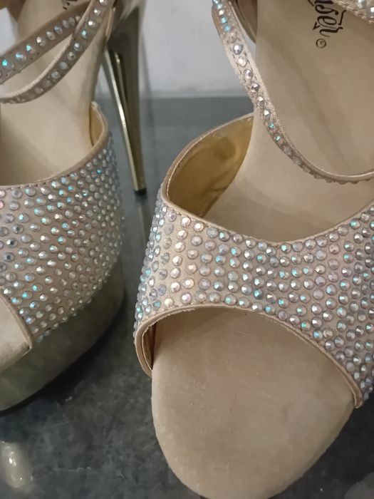 Sexi i bling bling  para szpilek sandały złote z cyrkoniami