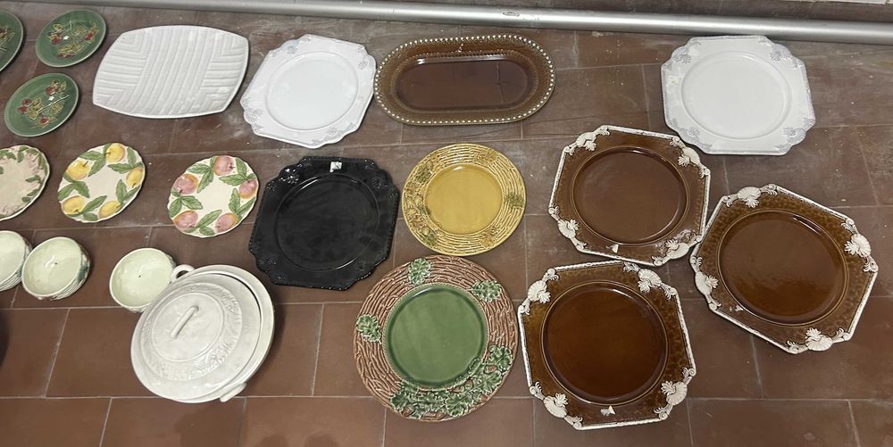 Lote de 23 Peças Cerâmica Bordallo Pinheiro (Vários Estilos e Cores)
