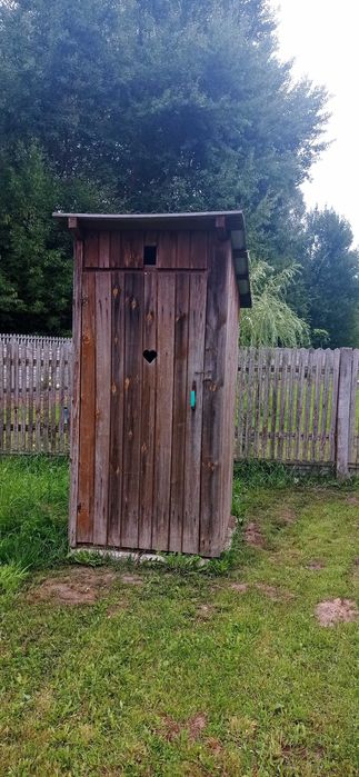 Drewniana toaleta na budowę w dobrym stanie