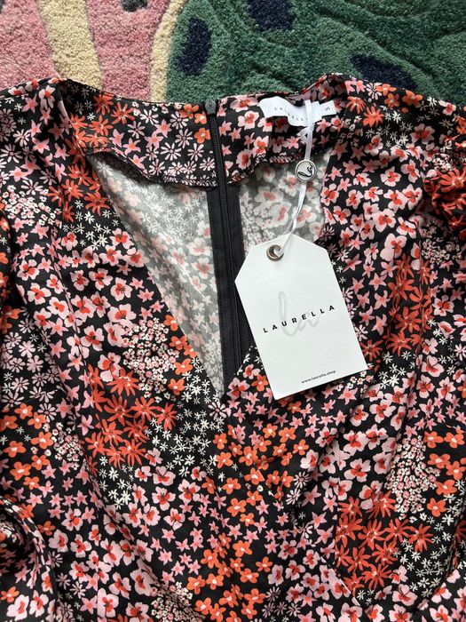 Sukienka w kwiaty Laurella