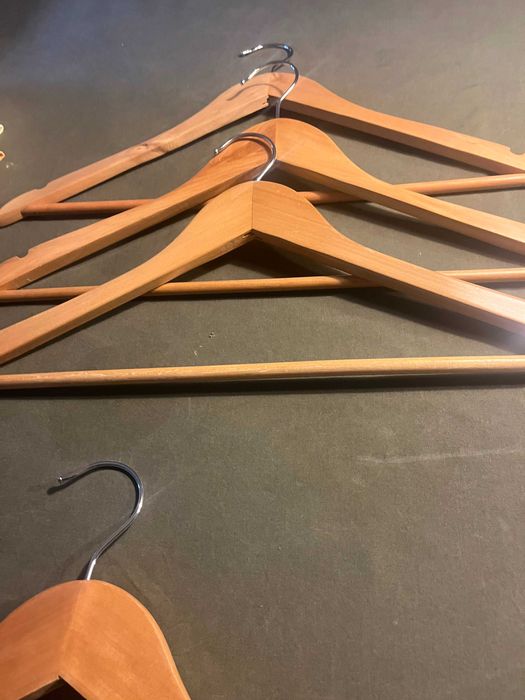 Conjunto de 6 cabides de madeira