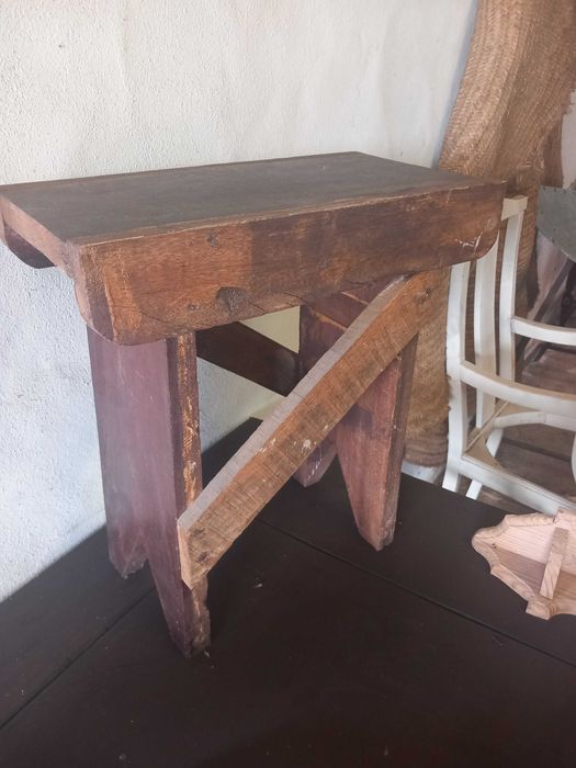 Banco de madeira antigo, conhecido em regiões como banco de ordenha ou banqueta de carpinteiro/ateliê.