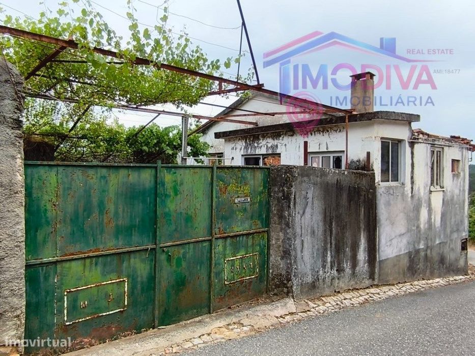 Moradia com terreno em Castanheira de Pera