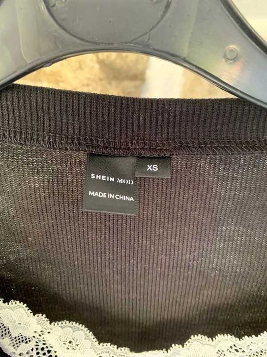 Top preto de manga comprida com detalhe de renda Shein