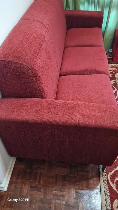 Sofá 2m30cm comprimento, 88cm largura,70 cm altura. Cor bordeaux. Bom.