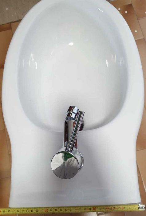 Bidé Branco, com 2 Anos, Misturador e todos acessórios incluídos