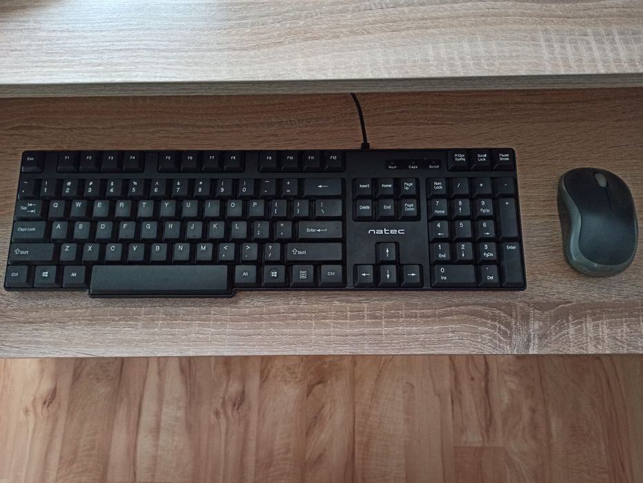 Komputer, klawiatura, głośniki i myszka