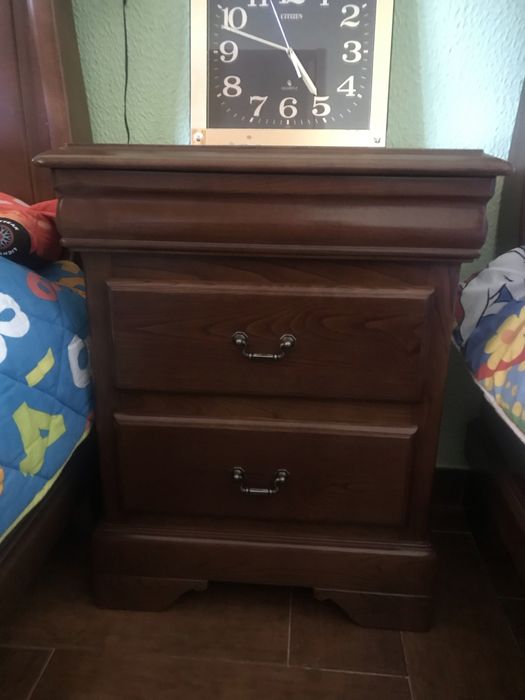 Mobilia de quarto com duas camas individuais, mesinha de cabeceira