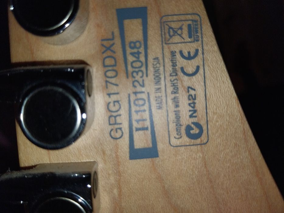 Ibanez Gio para canhoto (L) actualmente com as cordas montadas para direito.