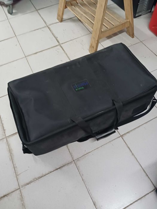 Mala grande com fecho e pegas