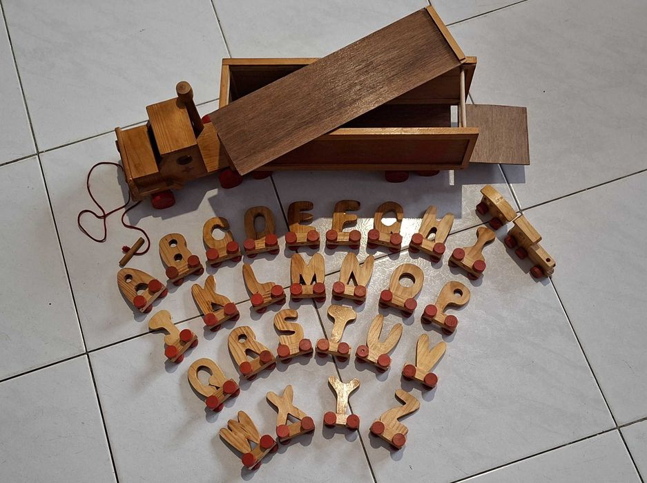 Camião Reboque de madeira, da Cruz Vermelha, com Abcedário - Anos 80