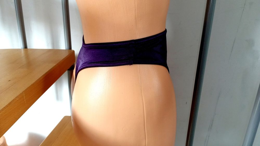 Stringi fioletowe błyszczący materiał majtki z wysokim stanem