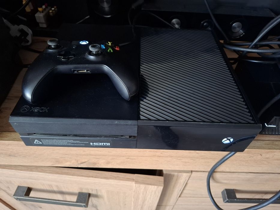 Konsola xbox one + pad + kinect