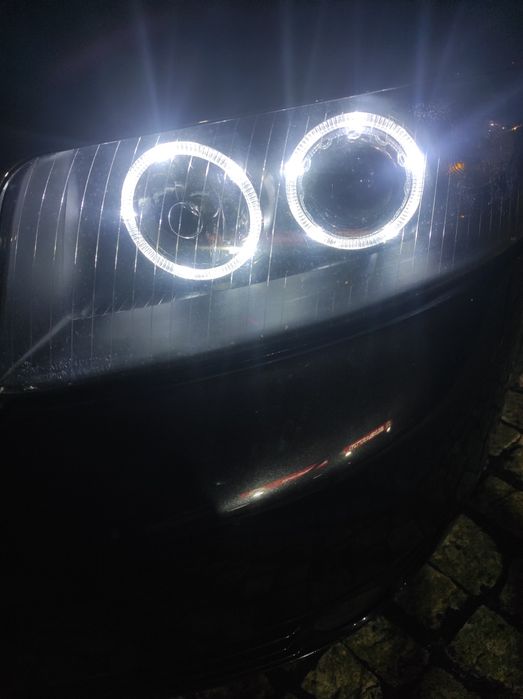 Faróis para Audi A4 B6 em bom estado recentemente recuperados.