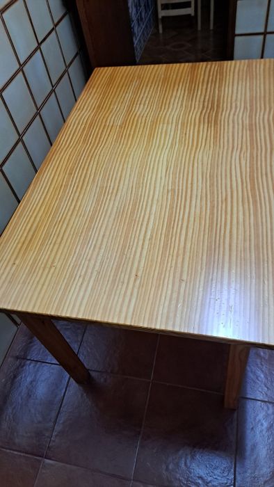 Mesa de cozinha em madeira