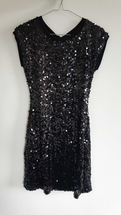 Czarna sukienka mini z cekinami