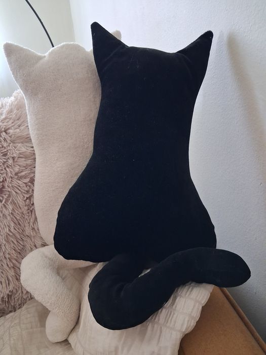 Koty (biały  lub czarny) maskotki