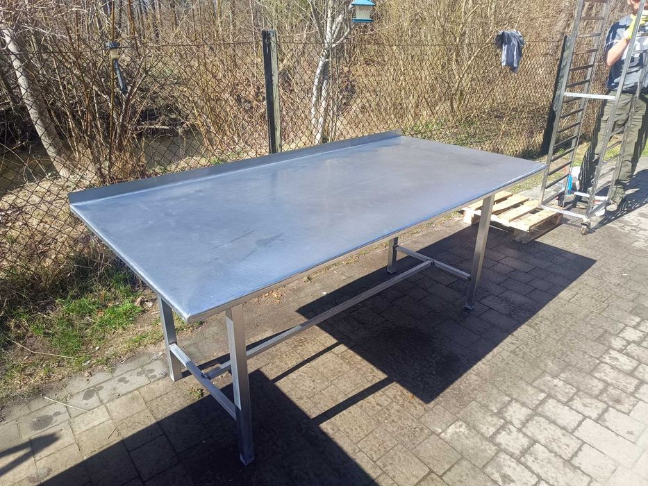 Stół produkcyjny ze stali nierdzewnej