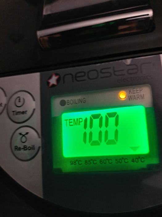 Fervedor com fonte de água quente