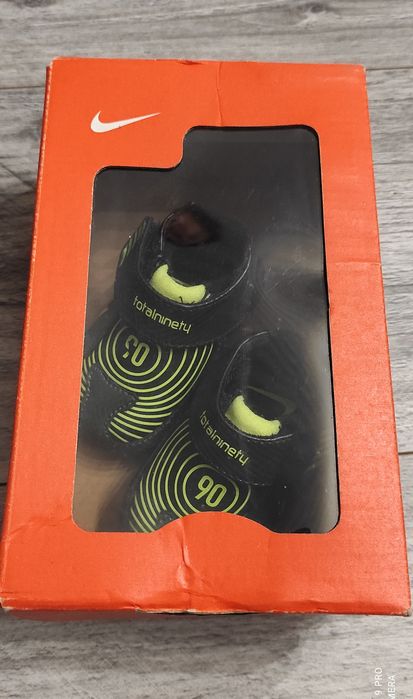 Buciki Nike dla niemowlaka.