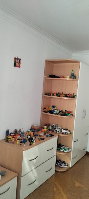 Mobília de Quarto Juvenil Completa – Roupeiro + Estante + Cómoda + Mesa de Cabeceira