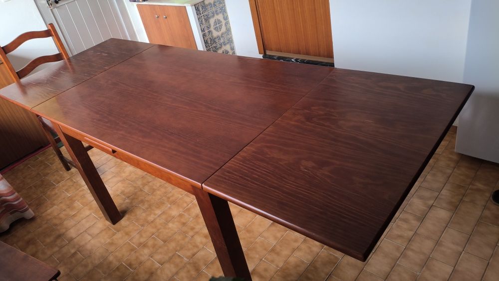 Mesa extensível de madeira em mogno com 6 cadeiras