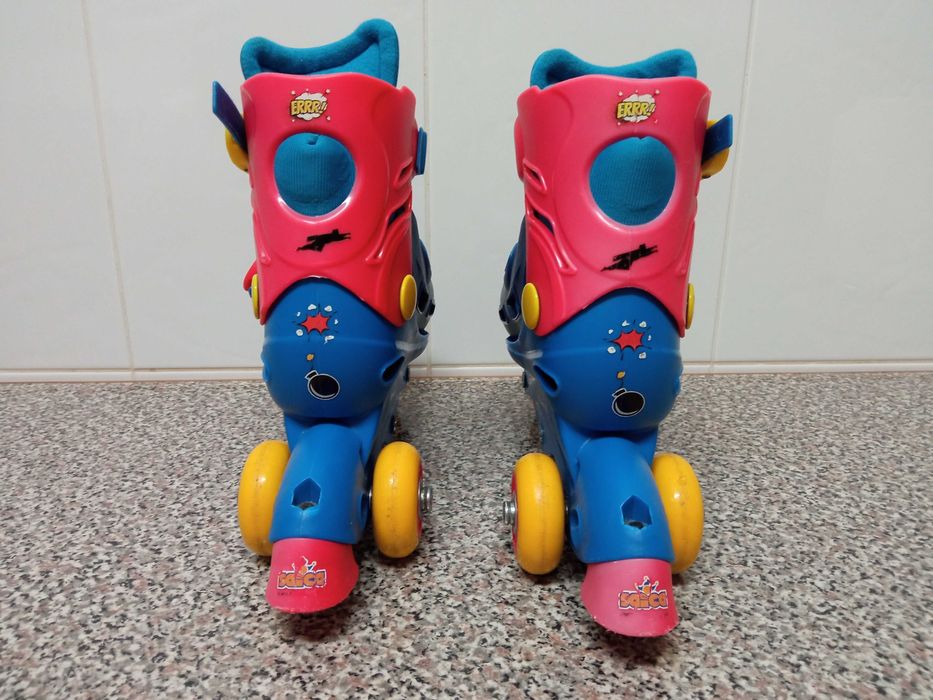 Patins para criança, com três rodas, e proteções, em muito bom estado