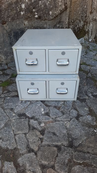 Arquivo de gavetas, em ferro e em plástico pode vir ver.