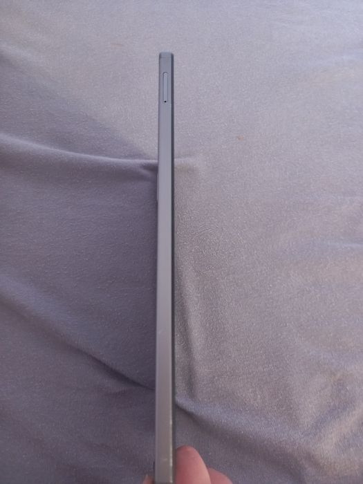 Tablet Lenovo tab m9 z etui i iphone 16pro podróbka z etui w gratsie