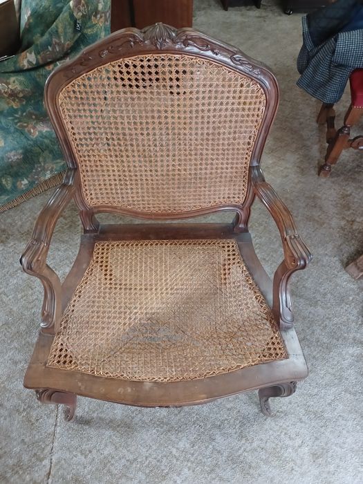 Cadeirão a precisar de restauro